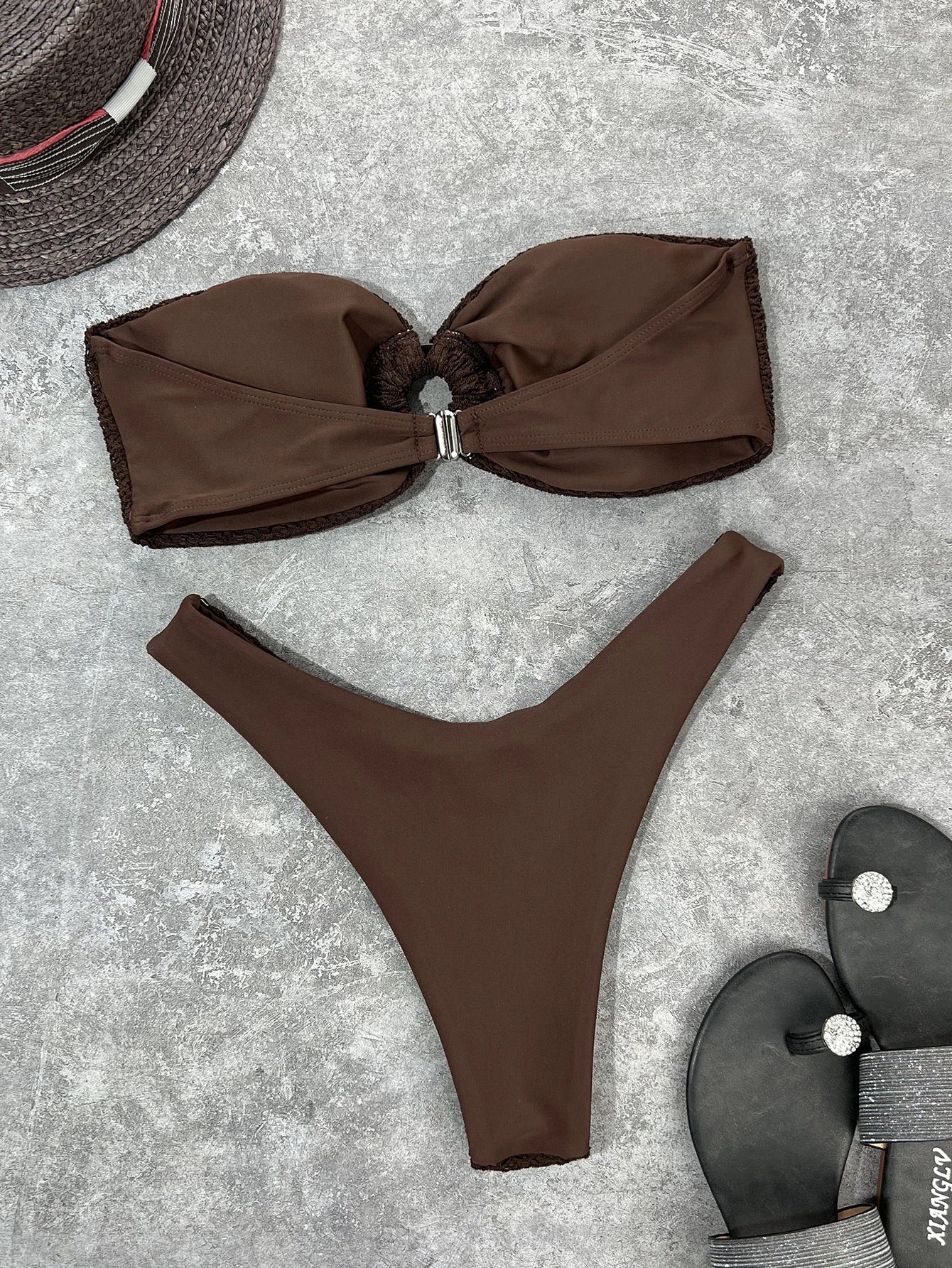 biquínis marrons,
biquínis femininos preto,
biquini preto feminino,
biquíni feminino,