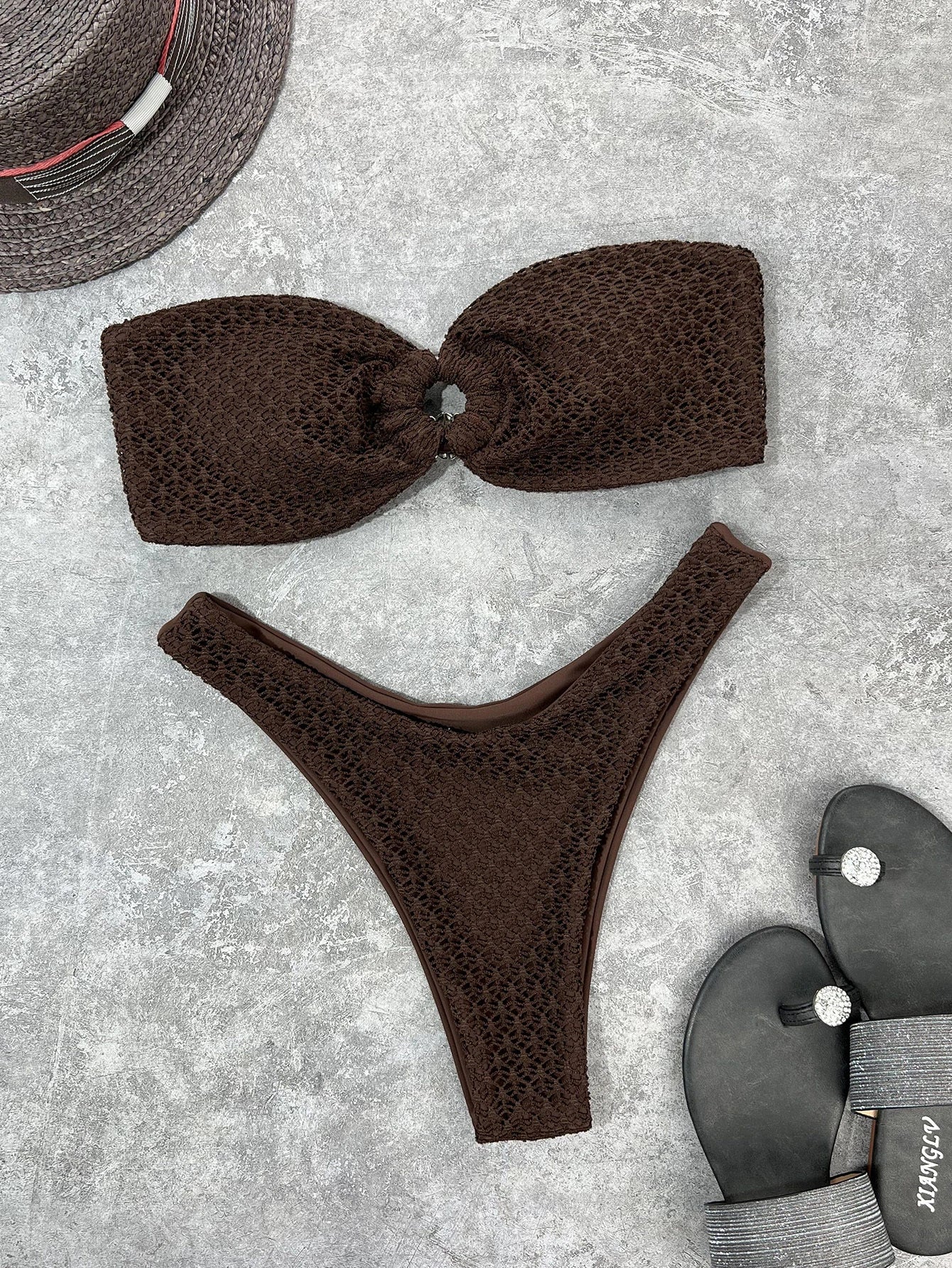 biquínis marrons,
biquínis femininos preto,
biquini preto feminino,
biquíni feminino,